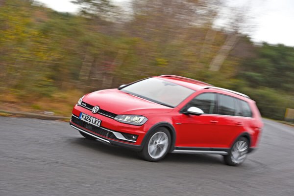 Седмото поколение Golf често се смята за връхната точка в живота на легендата. Той съчетава звездно качество на изработка, финес и лекота на използване с всички цифрови добавки, които бихте искали в един модерен автомобил. И нито една, което не бихте искали.

GTI остава страхотен универсален автомобил, мака и не толкова забавен, колкото Renaultsport Mégane или Focus ST. А задвижваният с дизел Bluemotion осигури огромна икономия на гориво.